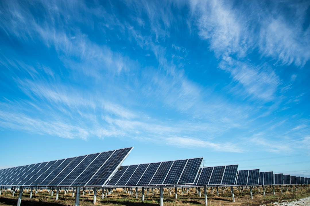 Teammitglieder von Solardacher.pro bei der Arbeit an einer Solaranlage